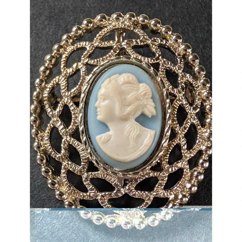 Vintage Sarah Coventry Blue Cameo Oval Pin Brooch Clip On Earring Set Filigree